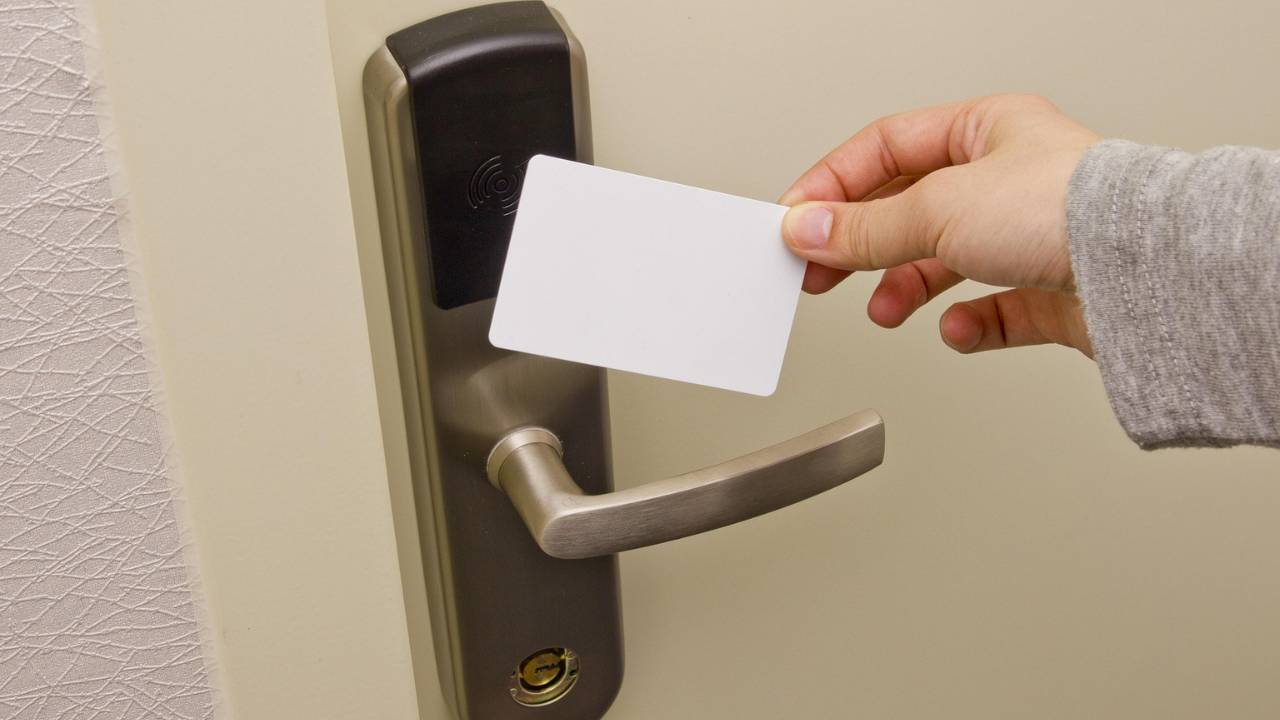 Automatic door access control systems vs. traditional locks